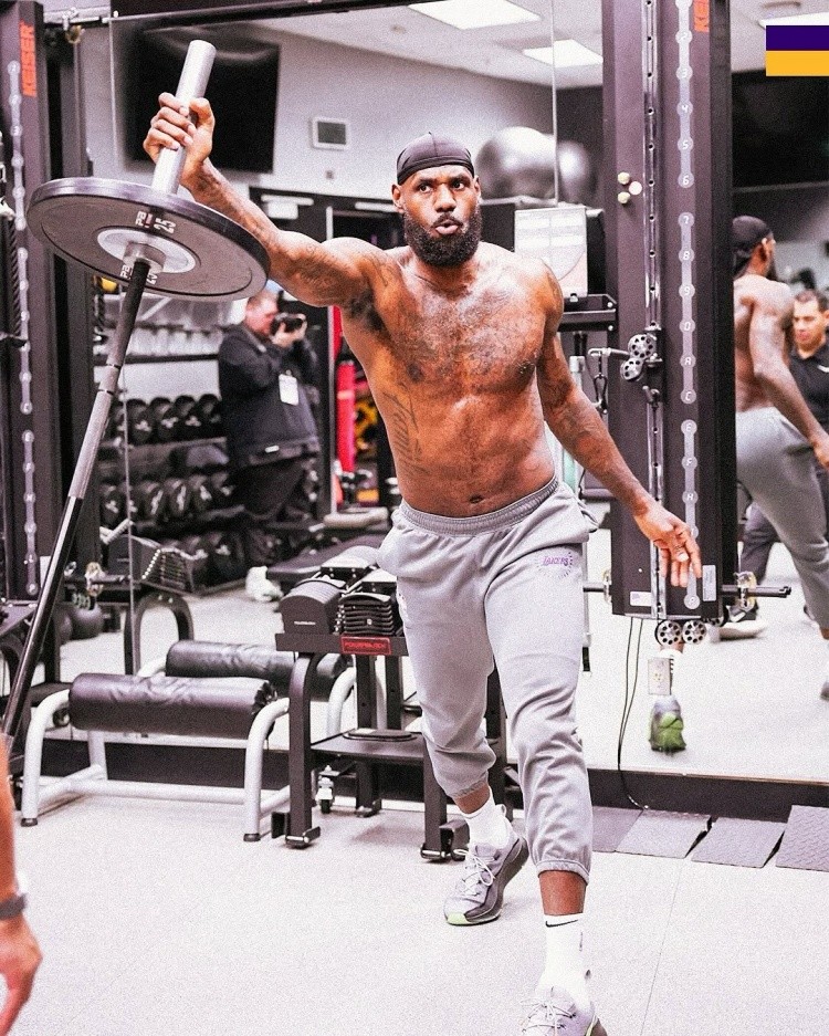 詹姆斯：我不是每天都练力量 我赛前也喜欢举重但背靠背就不练