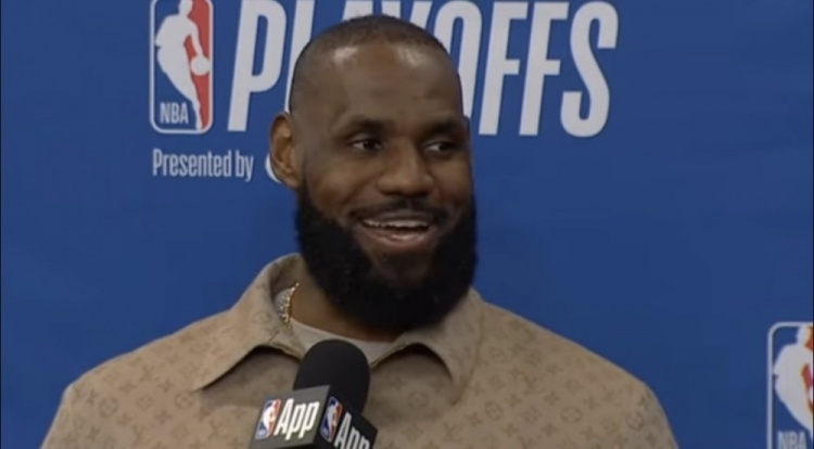 詹姆斯：我不知道下赛季的阵容会是什么样 但雷迪克这赛季很出色