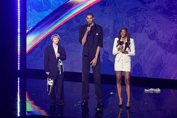 新宠！NBA新转播商NBC将为文班拍纪录片 目标将其塑造为文化偶像