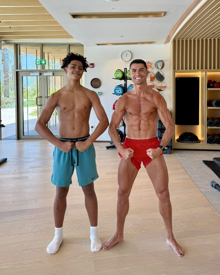 能否父子同台❓C罗踢到2027年将是42岁，届时迷你罗也已17岁