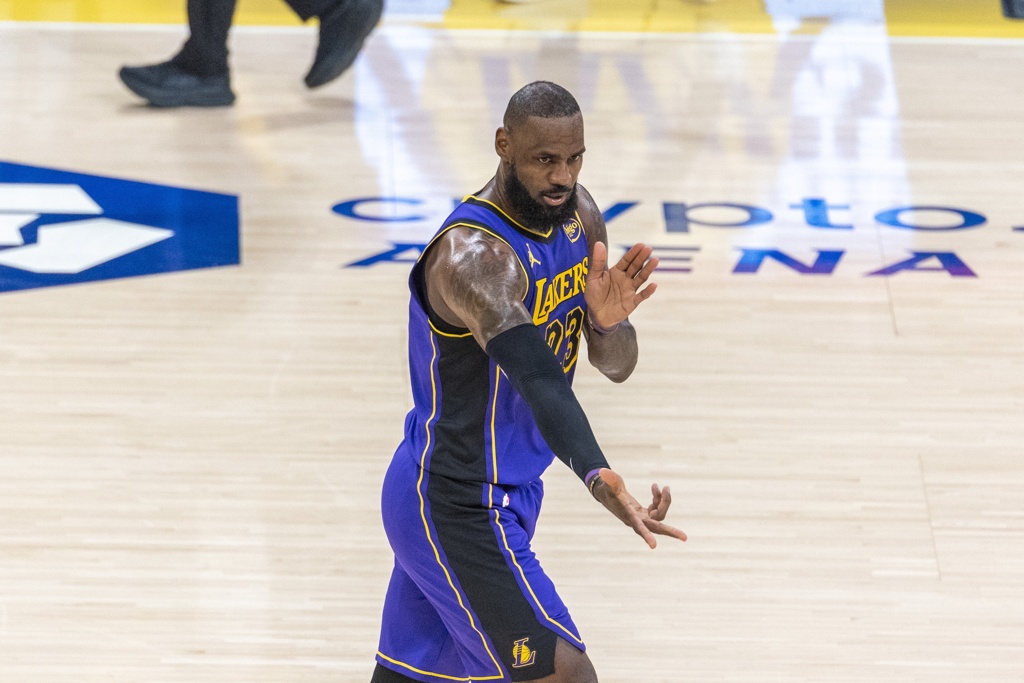 詹姆斯暗示要退役？名记：他每年夏天都发这些 说自己是过气国王