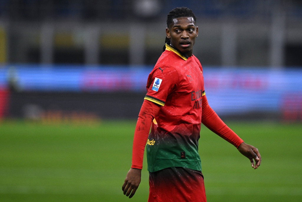 队报：巴黎对阵容深度产生疑问，接触莱奥和奥斯梅恩的经纪人