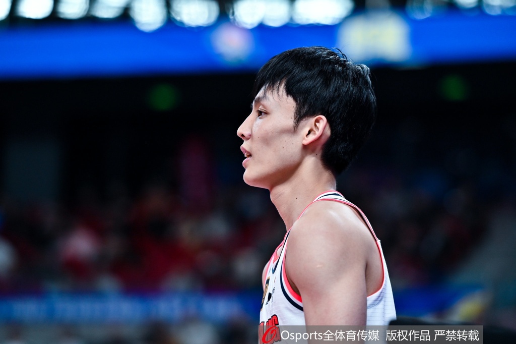 女网友：刚做完手术帮徐杰还百万赌债 他却带某女士悠闲吃饭