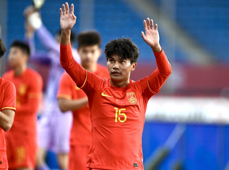 启蒙教练：蒯纪闻小时候就喜欢弓背 若留洋他未来能超越郑智