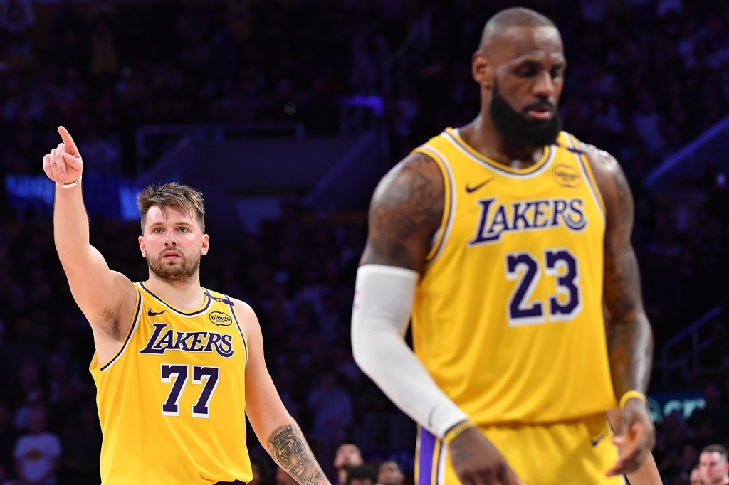 詹姆斯：在赛季中期进行重磅交易极具挑战性 需要重新调整打法