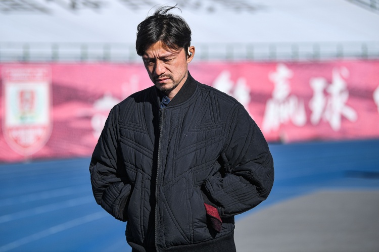 足球报：亚泰击败梅州暂时脱离降级区，谢晖下课危机暂时解除