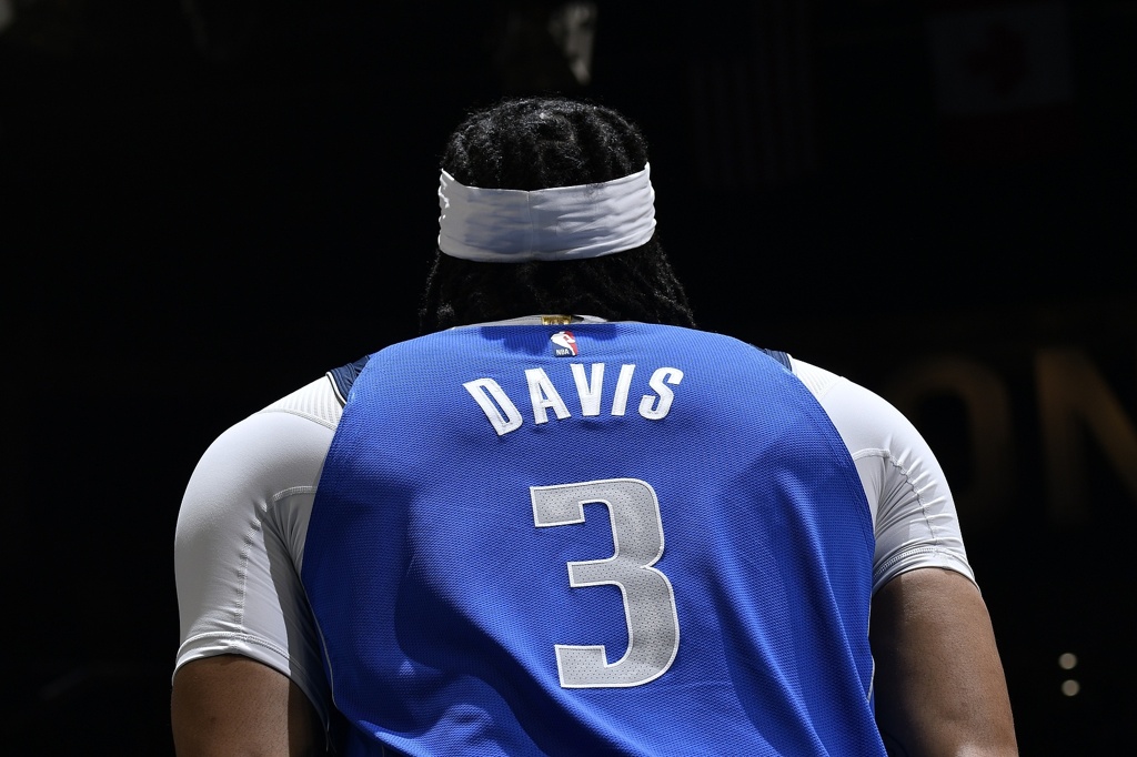 丁威迪：人们谈论我在湖人时的防守数据 那很大程度都是因为浓眉