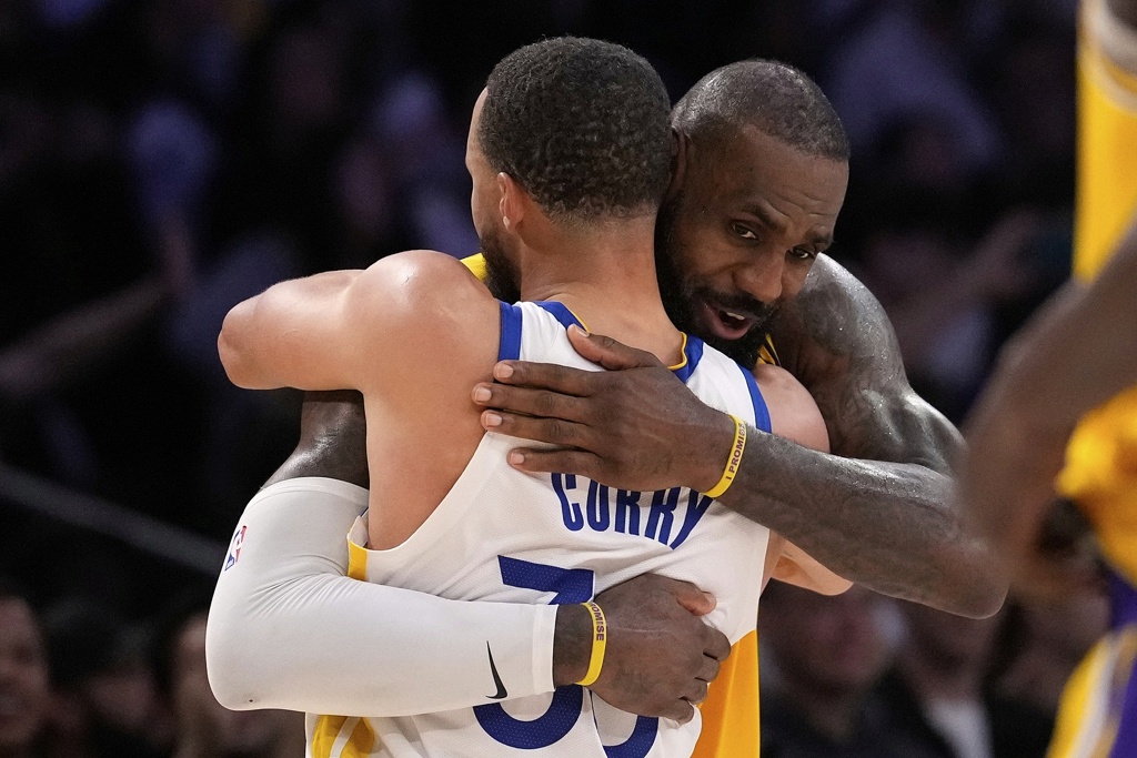 投不进防不住！77和替补射手双拉胯 勇士把点“东”策略贯彻到底