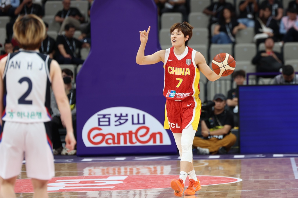 杨力维：队中每个人每个位置都可以持球 打得比较强势