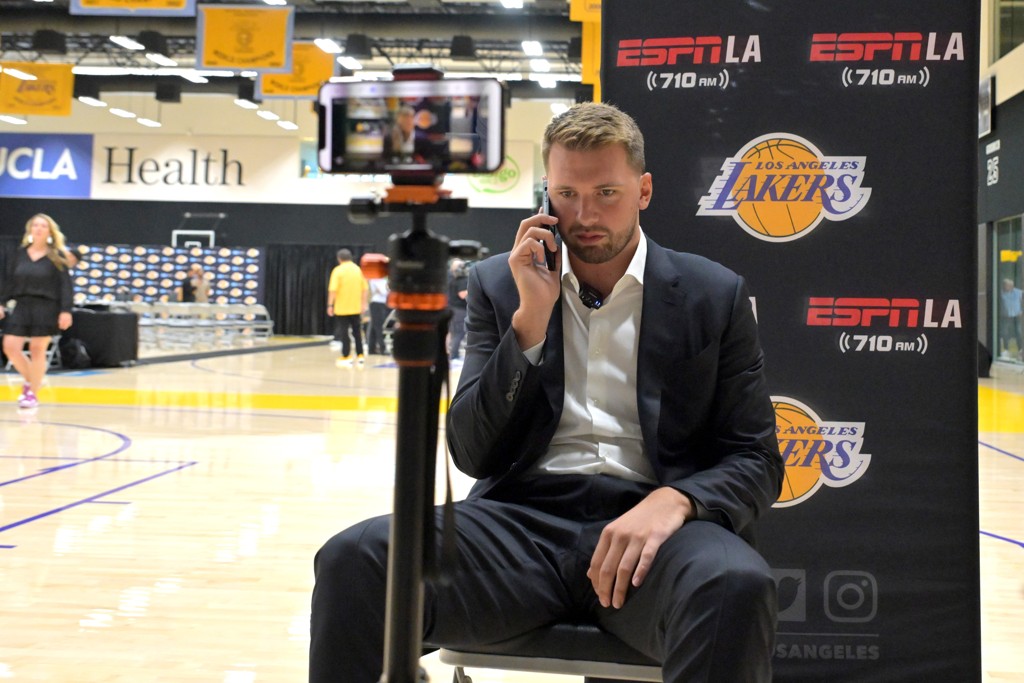 队记：东契奇在湖人还未扣篮 休赛期身体素质提升在国家队已开扣