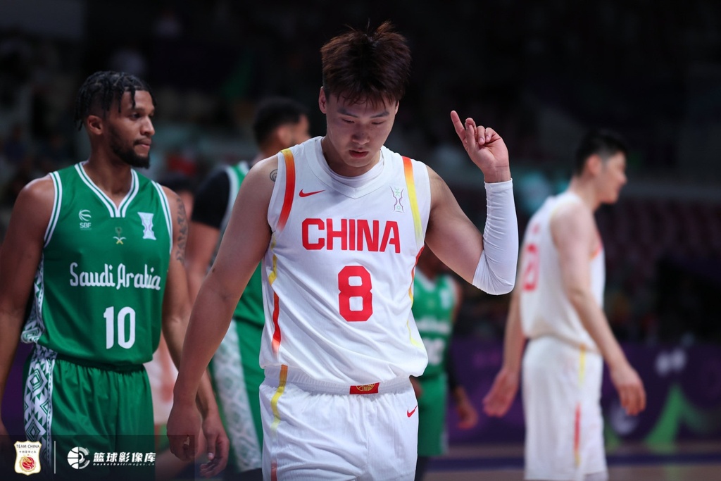 媒体人：男篮首胜可喜 多点得分亮眼 仍需总结瑕疵稳扎稳打