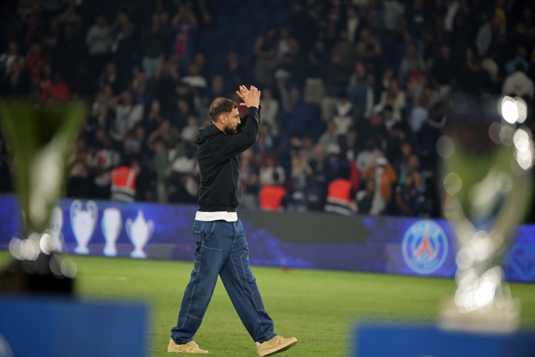 记者：巴黎准备接受约3000万欧出售多纳鲁马，后者与曼城基本谈妥