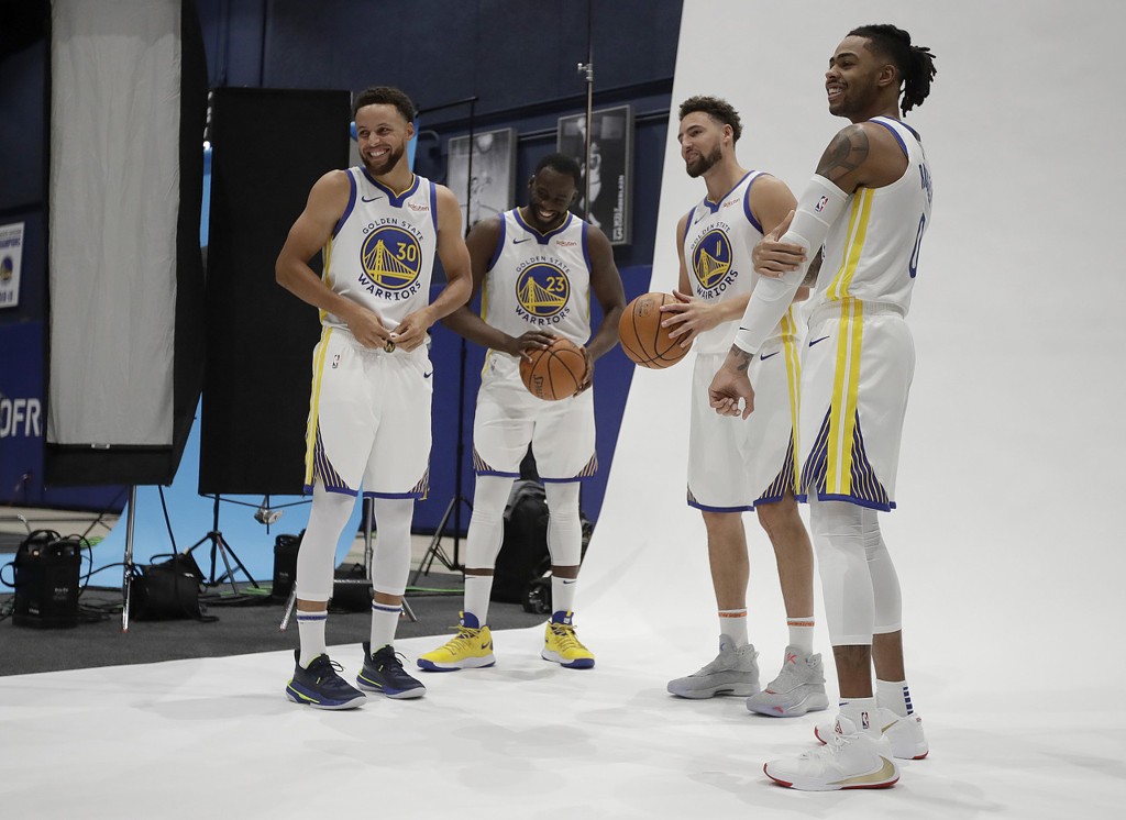 拉塞尔：库里没得到应有的赞美 他以瘦小身躯撑起球队体系太不易